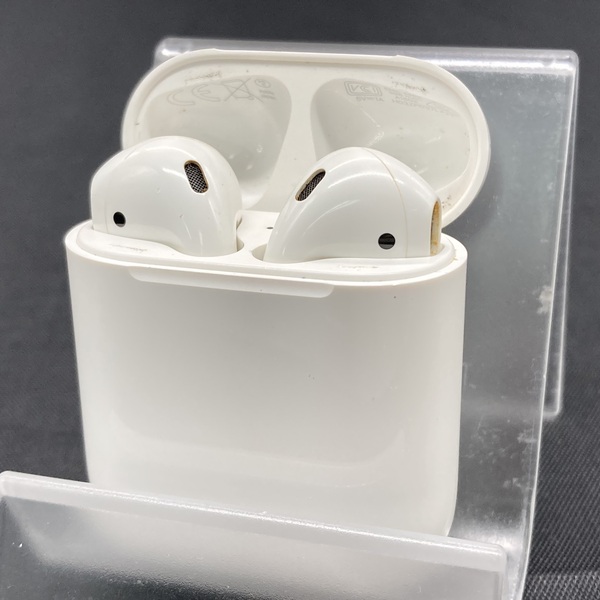 Apple アップル 【中古】AirPods with Charging Case MV7N2J/A【秋葉原】 / e☆イヤホン